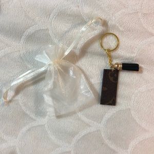 🌸LV keychain- not authentic